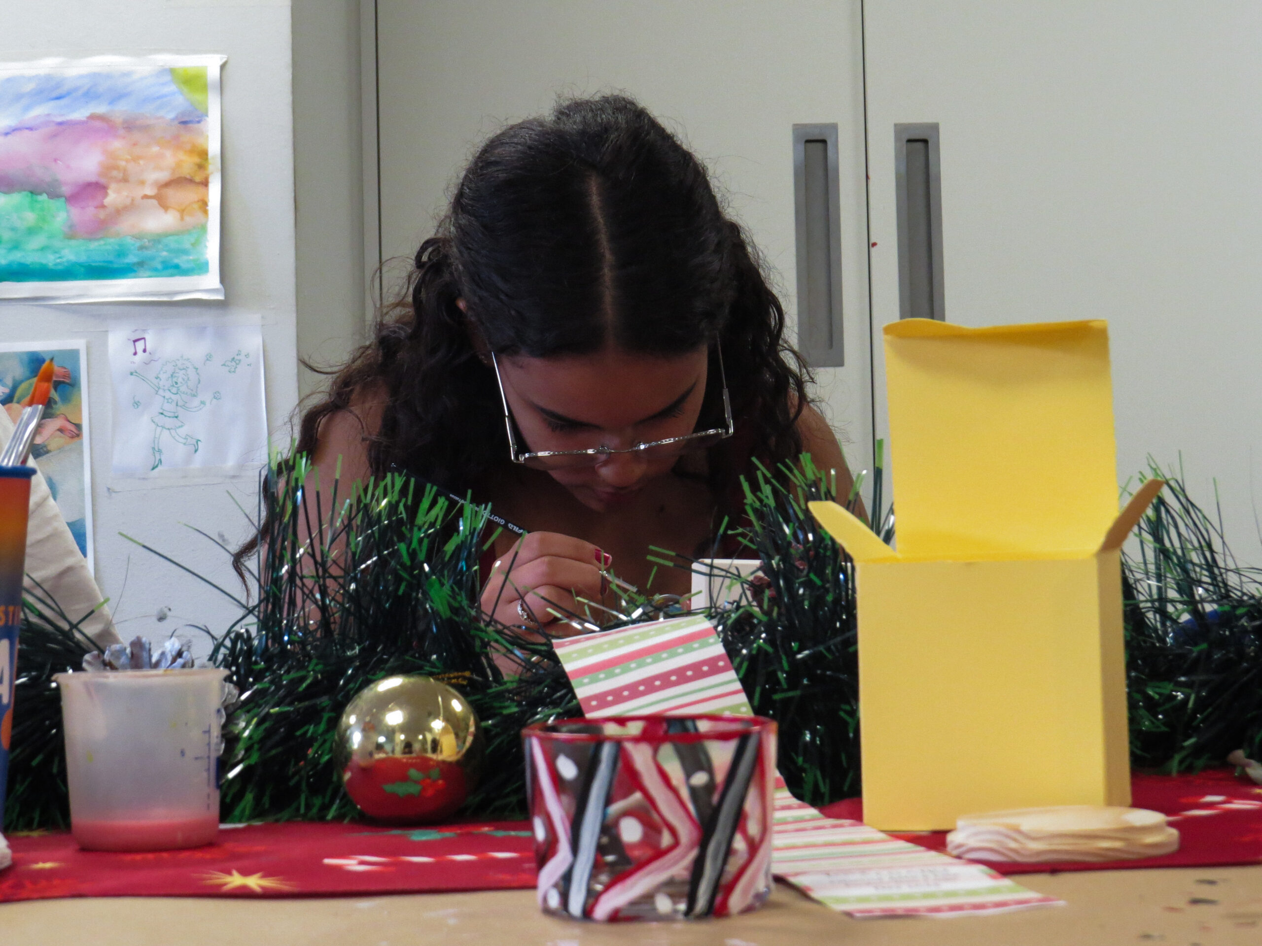 Vela artesanal feita por participante da oficina Arte e Luz